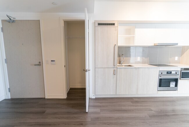 Photo - 138-4138 Downes St