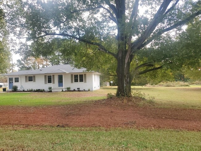 Building Photo - Newly Renovated 3 bedroom Single Family Ho...