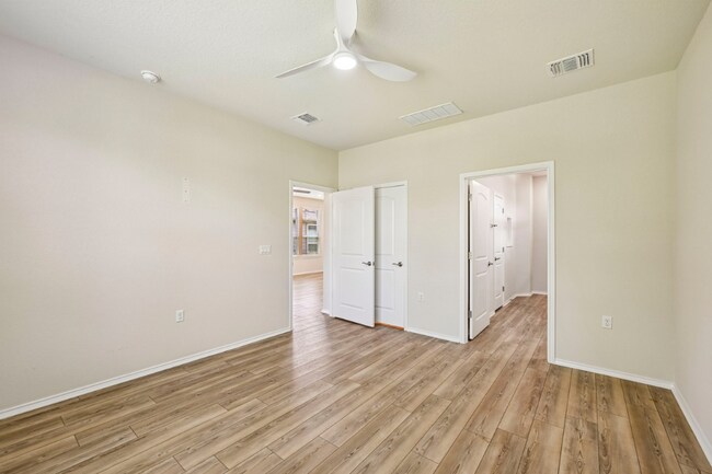 Photo - 402 Yorktown St