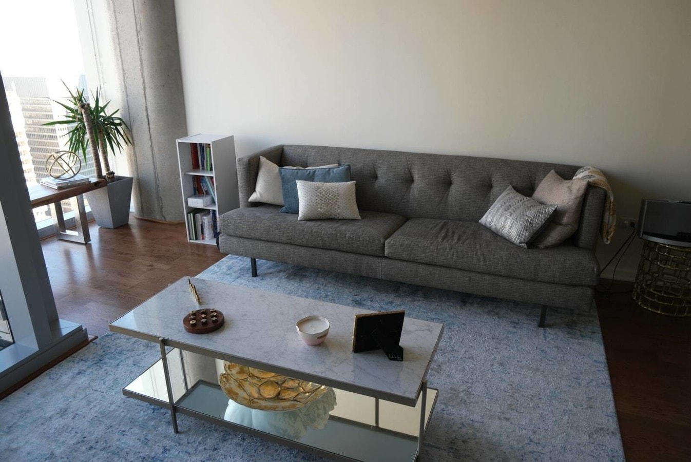 Spacious living room - 600 N Fairbanks Ct Condo