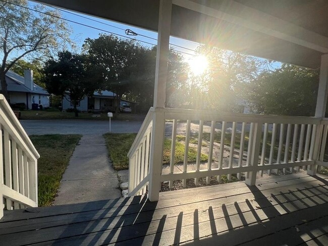 Photo - 928 E 56th St