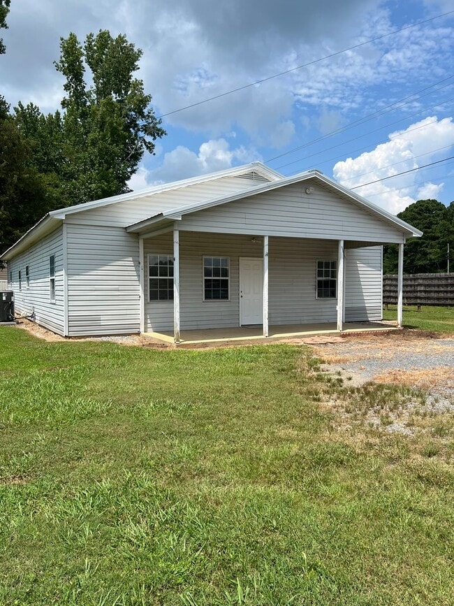 Building Photo - 3 Bedroom, 1 Bath Home