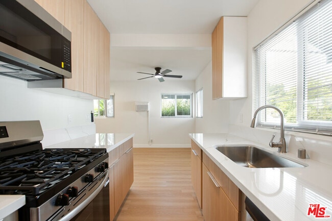 Photo - 8440 Willoughby Ave Unidad 3