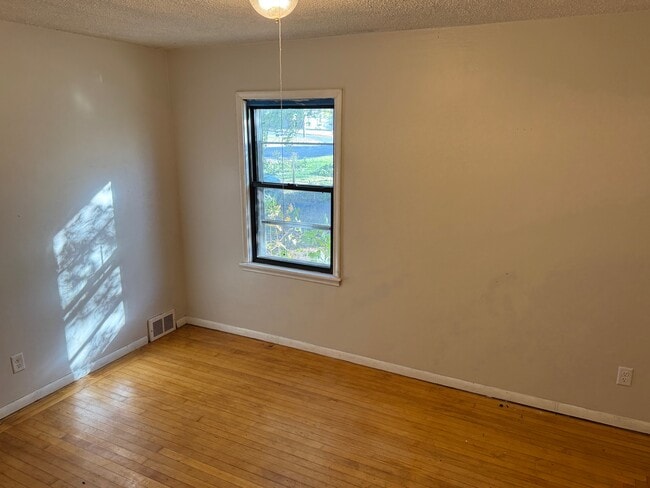 Photo - 530 Simon Ave W