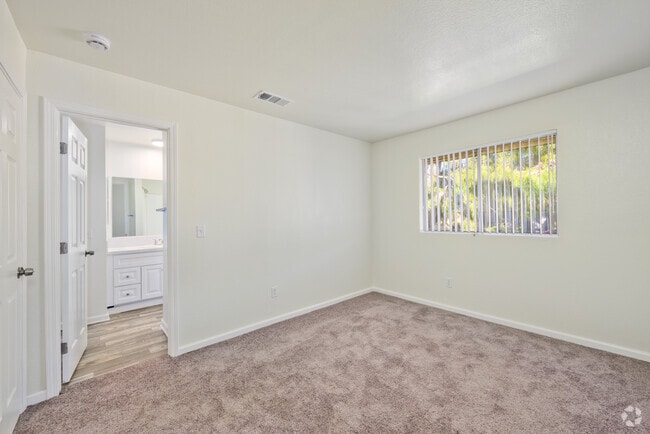 2BR, 2BA - 998SF - Second Bedroom