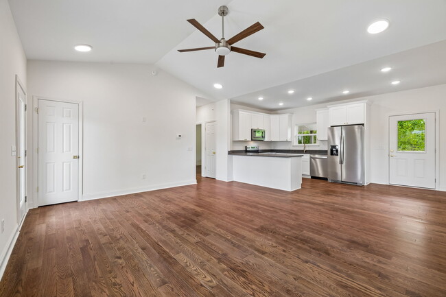 Building Photo - 551 Skyview Dr