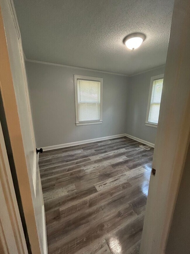 231 W Lemly St