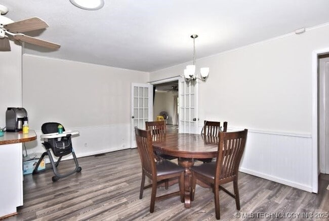 Photo - 513 N Village Pl