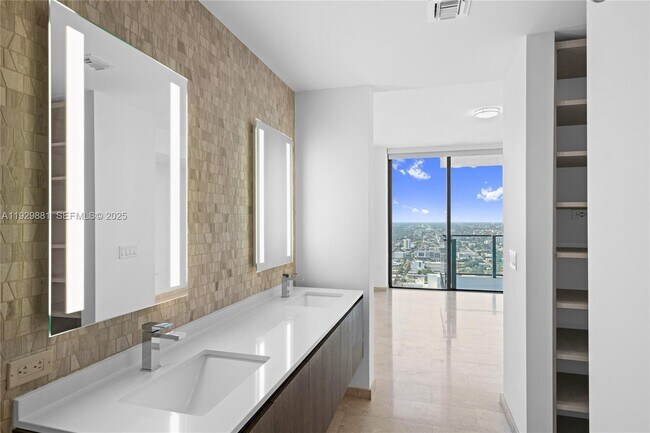 Photo - 88 SW 7th St Unidad 3608