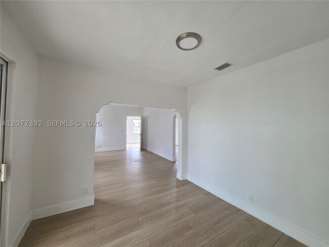 2326 SW 9th St Unit 1