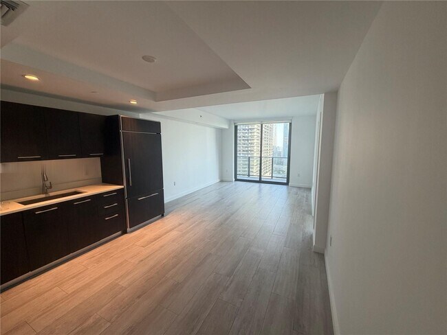Building Photo - 45 SW 9th St Unit 2504