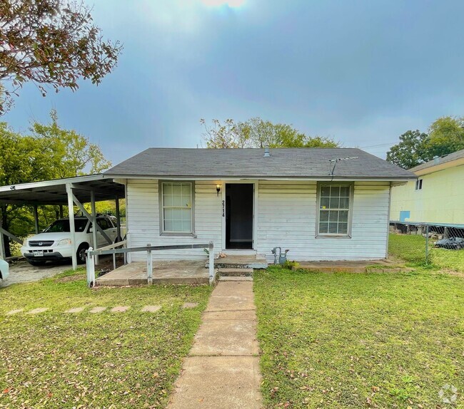 Building Photo - South Dallas Home - Country Feel in the City!