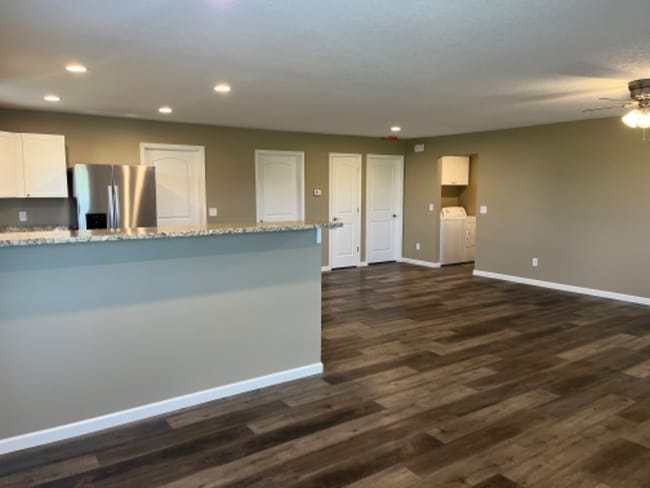 Photo - 118 W Cedar Ln