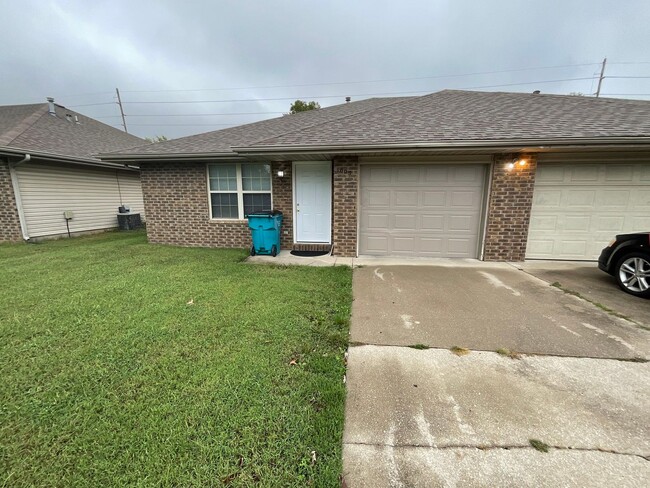 Building Photo - Spacious Duplex