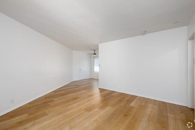 2BD, 1BA - 825SF - Living Room