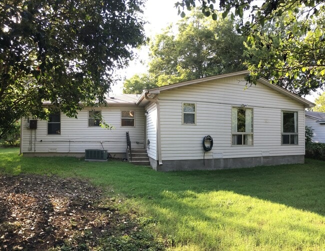 Photo - 2 WEEKS FREE RENT + $1,295 - Country living in the heart of Copperas Cove!