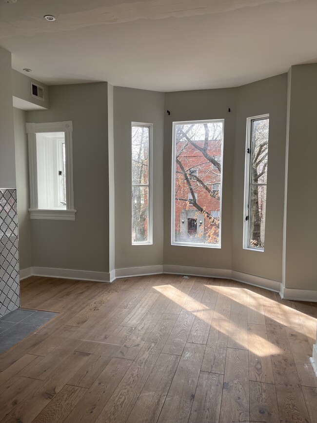 Bay windows - 1015 P St NW Unit 2