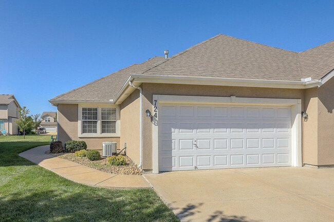 Photo - 724 S Evergreen St Townhome