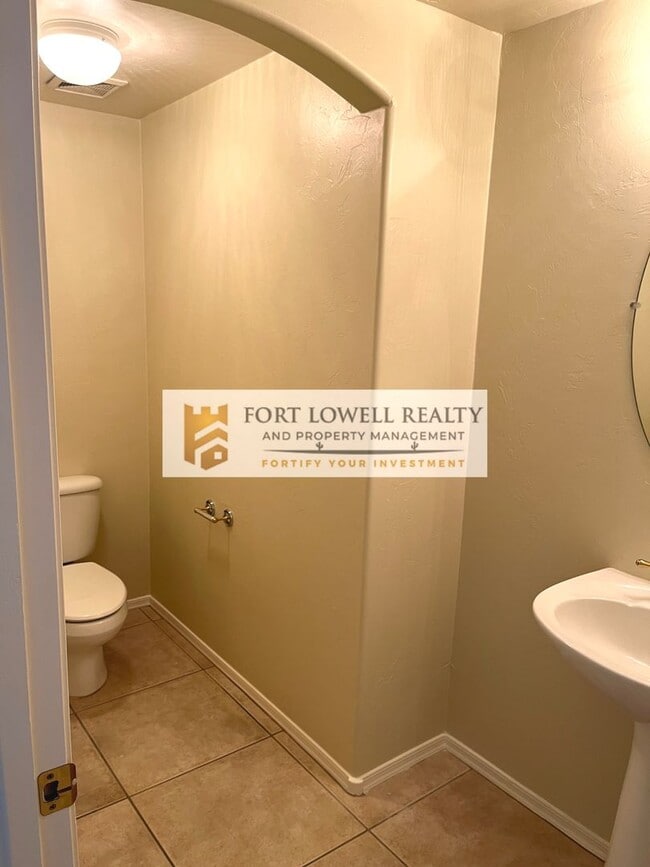 Photo - 3/2.5 2 car garage/washer/dryer/private yard