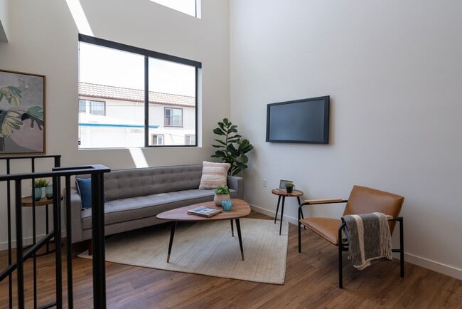 Photo - 527 S Wilton Pl