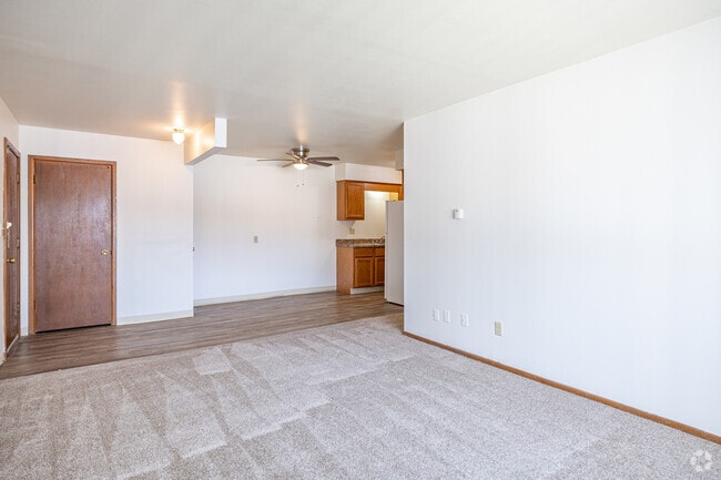 2BR, 1BA - 840SF