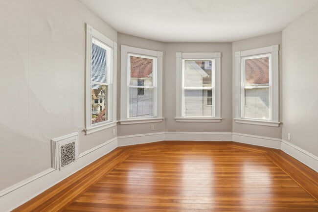 Photo - 233 Maple St