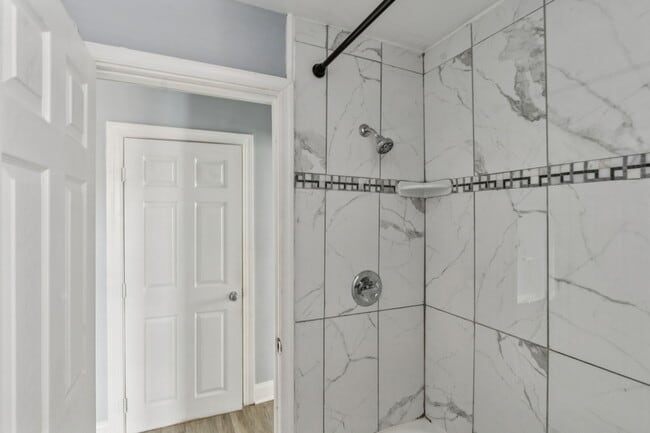 Full bathroom - 2537 E Ann St