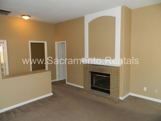 Photo - Nice 3bd/2ba Home with 2 Car Garage near Roseville Galleria