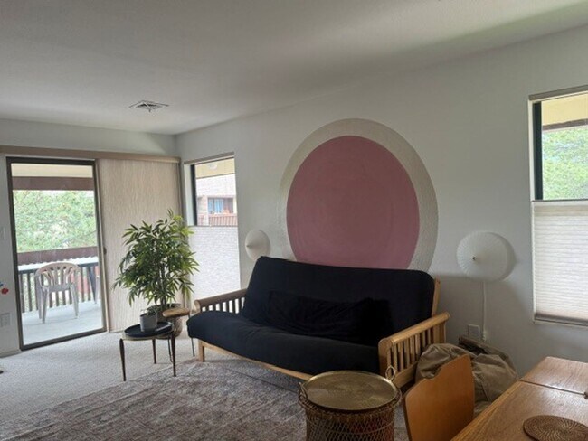 Building Photo - Semester leases available-Quality Fully Furnished Apartment, All-Inclusive, Flexible Terms, Near ... Unit D10