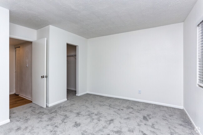 1BR, 1BA - 910 SF