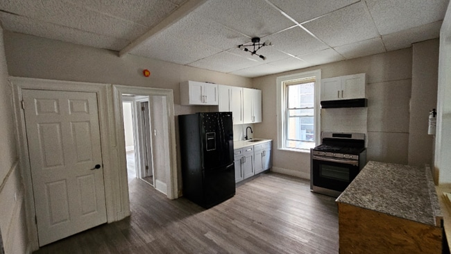 Building Photo - 442 Main St Rental