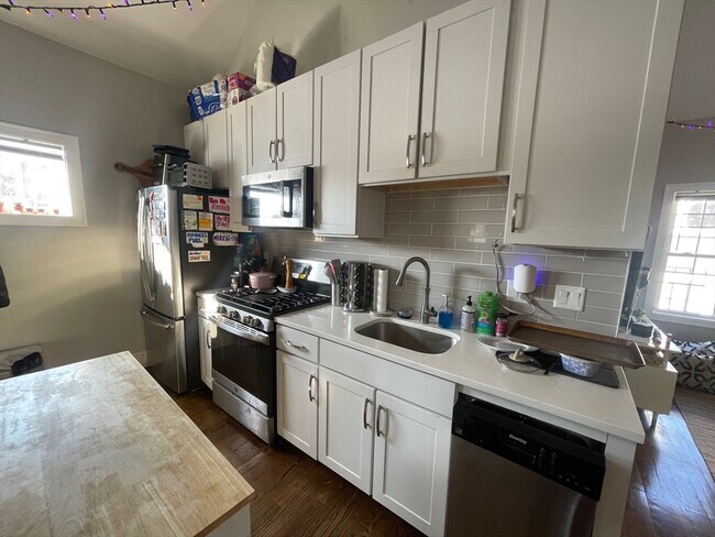 Building Photo - 781 Parker St Unit 3