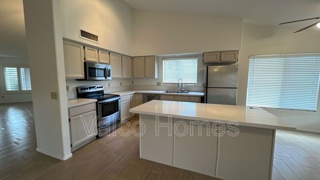 Building Photo - 1621 N Raven