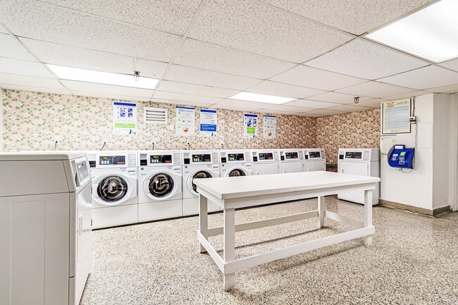 Photo - 300 Eglinton Ave E