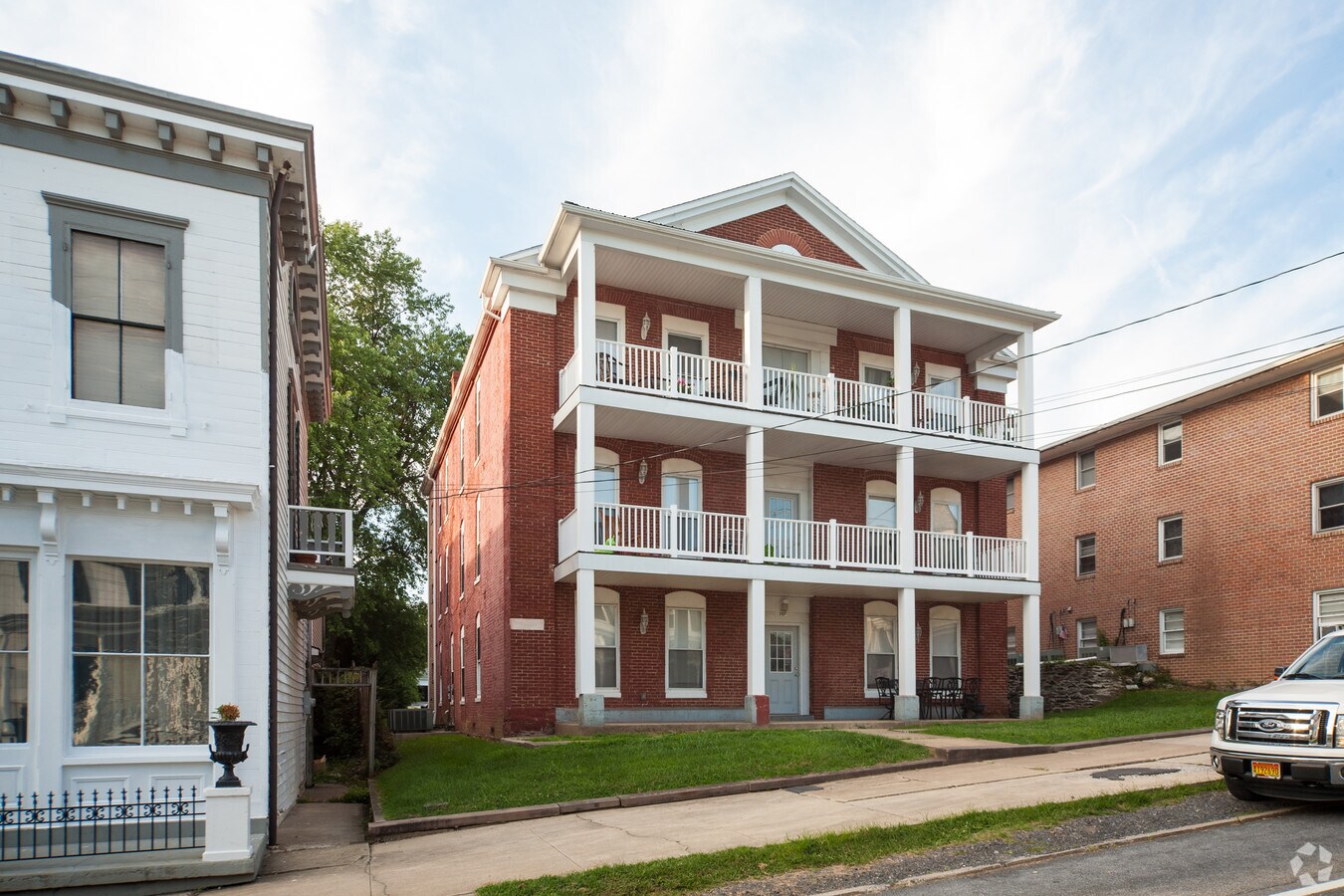 Photo - 207 W Main St Apartments