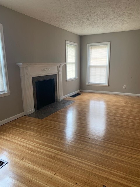 Photo - 657 W 44th St