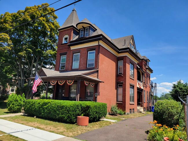 Building Photo - 364 N York St