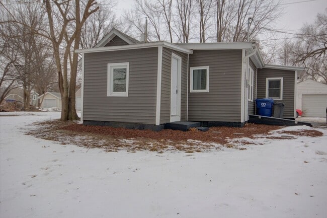 2 BED 1 BATH HOUSE FOR RENT - 2 BED 1 BATH HOUSE FOR RENT