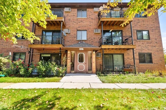 Building Photo - 922 W Irving Park Rd Unit 303