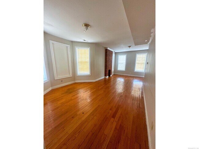 Photo - 54-58-58 Clarence St