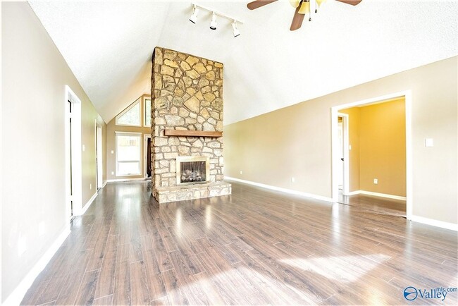 Photo - 710 Crestview Dr