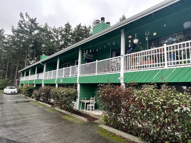 Building Photo - Fantastic, Modern 2 Bedroom Apartment with Small Garage!!