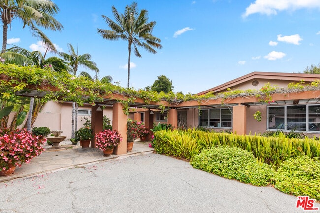 7122 Dume Dr