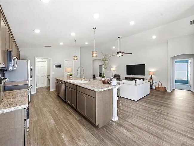 Photo - 883 Galloway St