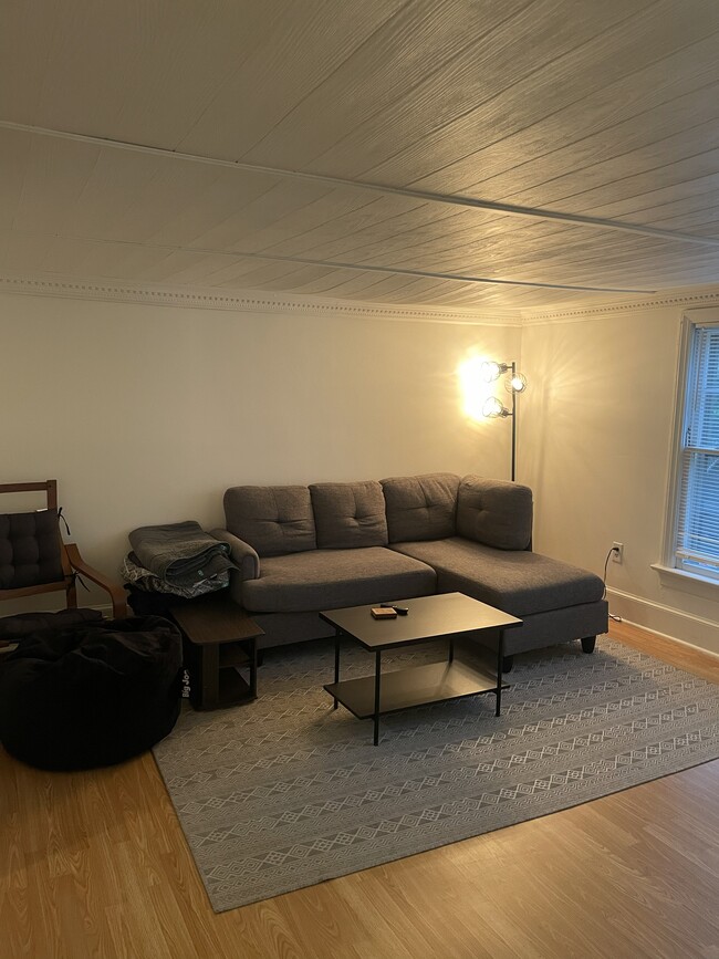 living - 826 N Aurora St Unidad 2