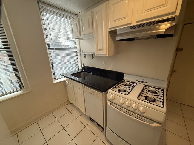 Building Photo - 13 Charter St Unit #2 Rental