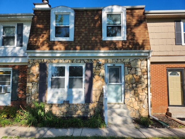 Building Photo - 2 Bedroom, 1.5 Bath Condo in Centerville School District!