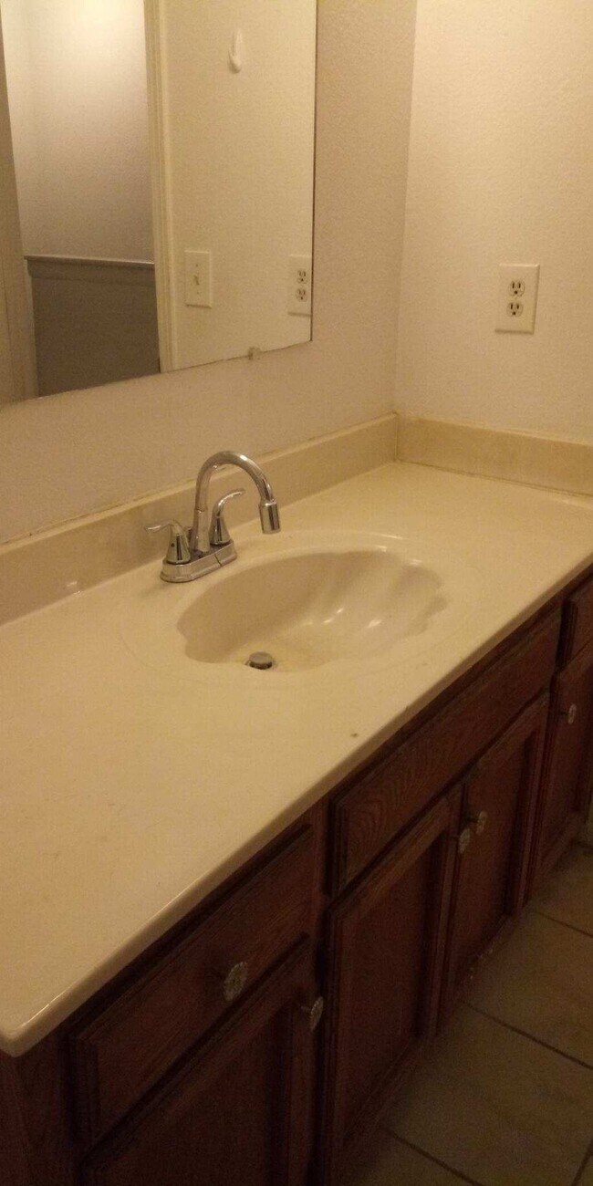 Photo - 212 Northeast Cedar Court