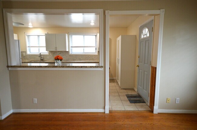 OPEN CONCEPT FROM BREAKFAST BAR - 876 Reytan Blvd Unit MAIN FLOOR