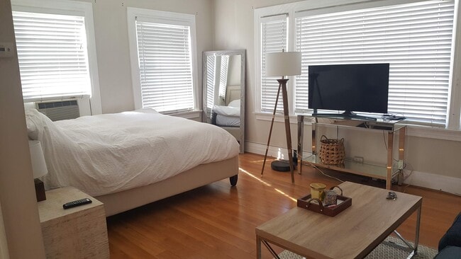 Building Photo - 3400 E 2nd St Unit 2